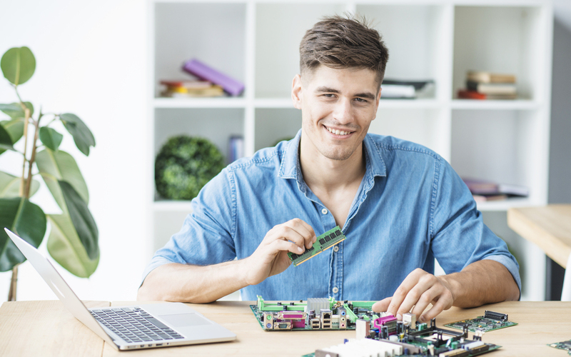 Kỹ thuật viên của Sửa Máy Tính NHANH sẽ đến cài win tại nhà huyện Bình Chánh (Nguồn: Internet)