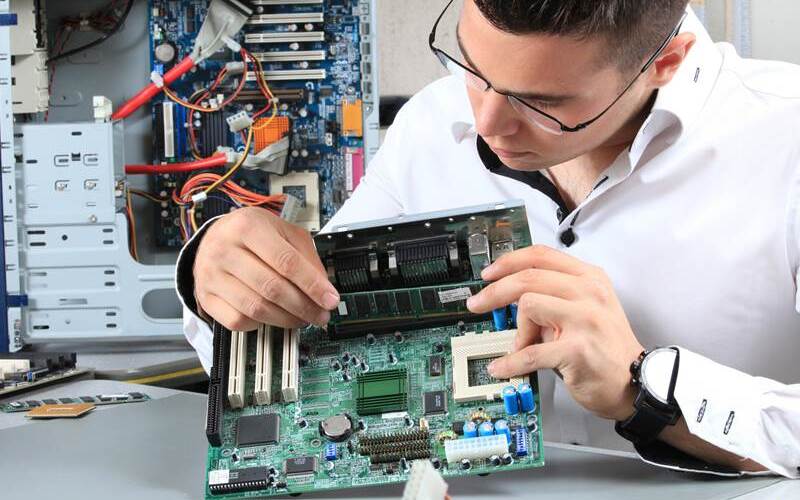 Đội ngũ kỹ thuật viên cài win tại nhà quận 8 của Sửa Máy Tính NHANH tận tâm (Nguồn: Internet)