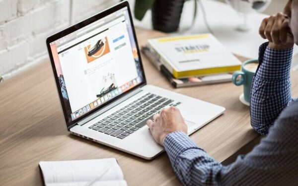 Quy trình nâng cấp laptop tại nhà quận 8 (Nguồn: Internet)