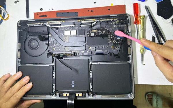 Dịch vụ vệ sinh laptop tại nhà huyện Hóc Môn (Nguồn: Internet)
