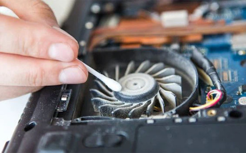 Dịch vụ vệ sinh laptop tại nhà quận 10 (Nguồn: Internet)